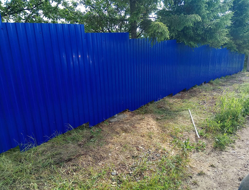 Синий забор из профнастила для дачного участка под ключ